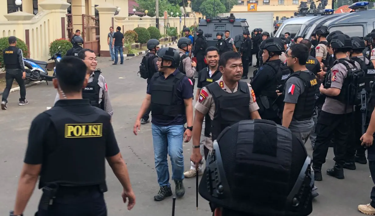 Aparat polisi dengan rompi antipeluru di depan Rutan Cabang Salemba Mako Brimob Kelapa Dua seusai operasi penanggulangan di Depok, Kamis (10/5). Polri telah menghentikan operasi penanggulangan penyanderaan pada Kamis pukul 07.15. (Liputan6.com/HO/Polri)