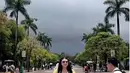 Honeymoon di Hong Kong, Clarissa Putri dan Sandro Fahdhipa pun tak menyia-nyiakan waktu. Mereka sudah mengunjungi sejumlah tempat populer di Hong Kong dalam waktu yang singkat. Salah satunya dengan mengunjungi Disneyland Hong Kong. Momen romantis keduanya pun bikin warganet gemas. (Liputan6.com/IG/@clarissaputri_)