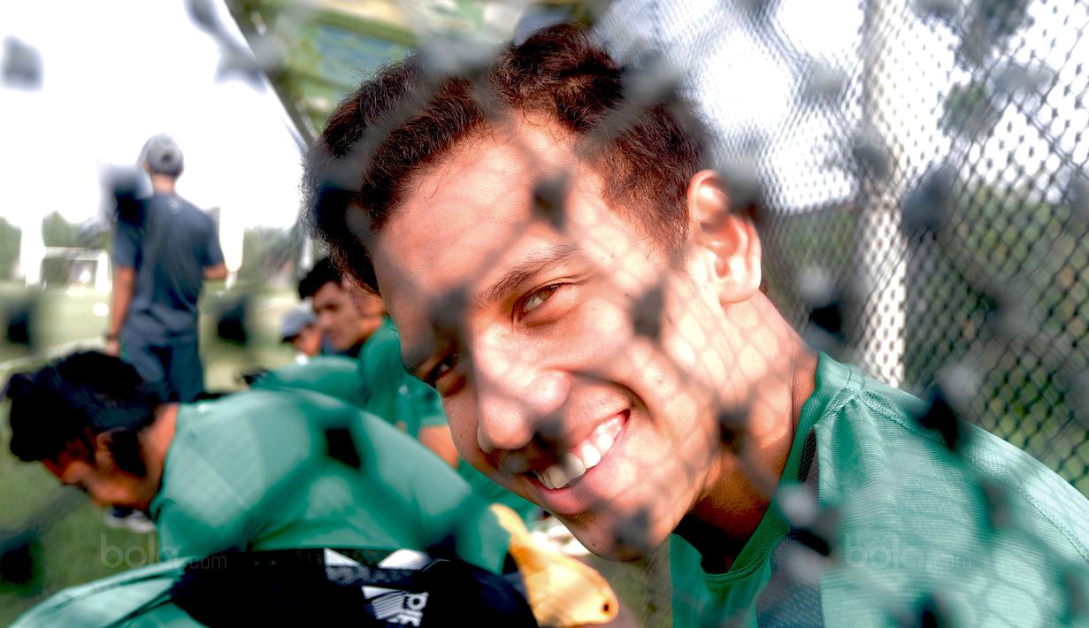 Pemain Timnas U-19, Egy Maulana Vikri saat mengikuti sesi latihan Perdana di Lapangan Legenda Football Arena, Bekasi, Jumat (29/9/2017). Latihan tersebut merupakan persiapan uji coba melawan Kamboja. (Bola.com/Nicklas Hanoatubun)