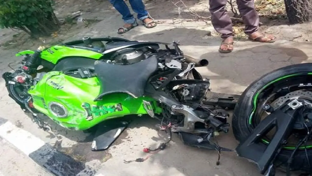 Kawasaki ZX10R terbelah dua (Foto:Rushlane)