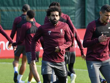 Penyerang Liverpool, Mohamed Salah, tampak serius saat mengikuti sesi latihan jelang laga Liga Champions di Melwood, Liverpool, Senin (8/4). Liverpool akan berhadapna dengan Porto. (AFP/Paul Ellis)