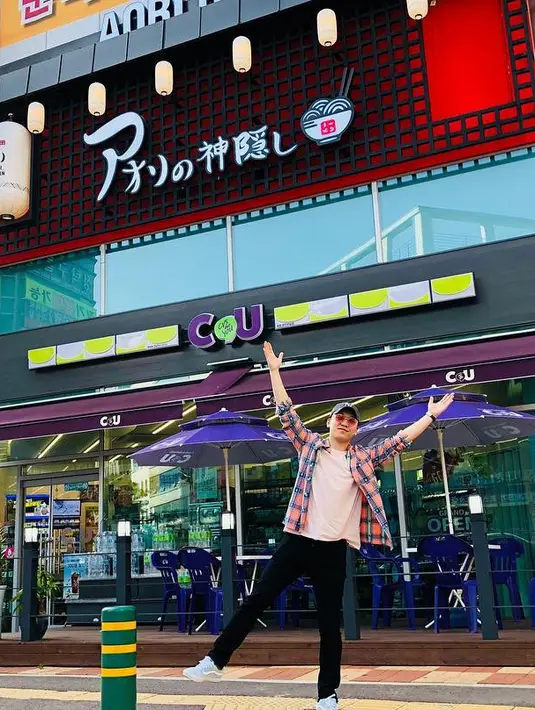 Tentu saja jawaban Seungri ini membuat Lee Sang Min terkejut. Namun Seungri mengaku jika keuntungan Aori Rame tak 100% masuk ke kantongnya. (Foto: instagram.com/seungriseyo)