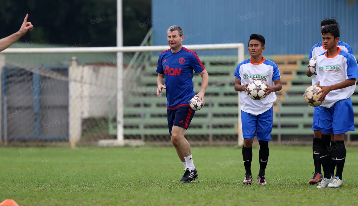 Legenda Manchester United, Denis Irwin (kiri), melakukan pemanasan sebelum bertanding pada acara United Way Coaching Clinic You C 1000 di Stadion Soemantri Brojonegoro, Jakarta, Sabtu (7/5/2016). (Bola.com/Nicklas Hanoatubun)