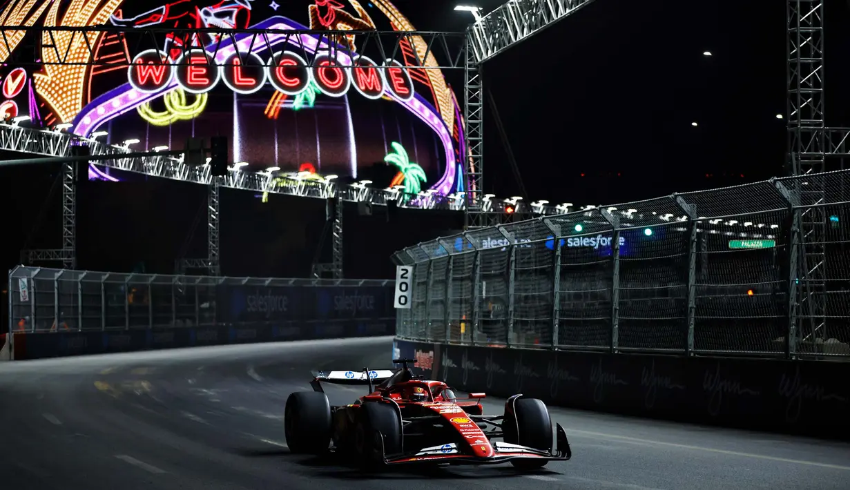 Lintasan lurus panjang mendominasi sirkuit Las Vegas diprediksi akan sedikit menyulitkan pembalap untuk mempertahankan suhu ban. Tampak dalam foto, Charles Leclerc dari Monako mengemudikan Ferrari SF-24 di lintasan saat latihan menjelang Grand Prix F1 Las Vegas di Sirkuit Las Vegas Strip pada 21 November 2024 di Las Vegas, Nevada. (Chris Graythen/Getty Images North America/Getty Images via AFP)