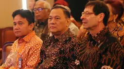 Gubernur BI Agus D.W. Martowardojo (tengah) saat menghadiri peluncuran buku Laporan Perekonomian tahun 2016 di Gedung BI, Jakarta, Kamis (27/4). (Liputan6.com/Angga Yuniar)