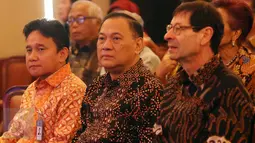 Gubernur BI Agus D.W. Martowardojo (tengah) saat menghadiri peluncuran buku Laporan Perekonomian tahun 2016 di Gedung BI, Jakarta, Kamis (27/4). (Liputan6.com/Angga Yuniar)