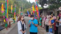 Menparekraf Sandiaga Uno bersama Cinta Laura mengenalkan Desa Wisata Cibuntu Kabupaten Kuningan Jawa Barat dengan kolaborasi membuat konten. Foto (Liputan6.com / Panji Prayitno)