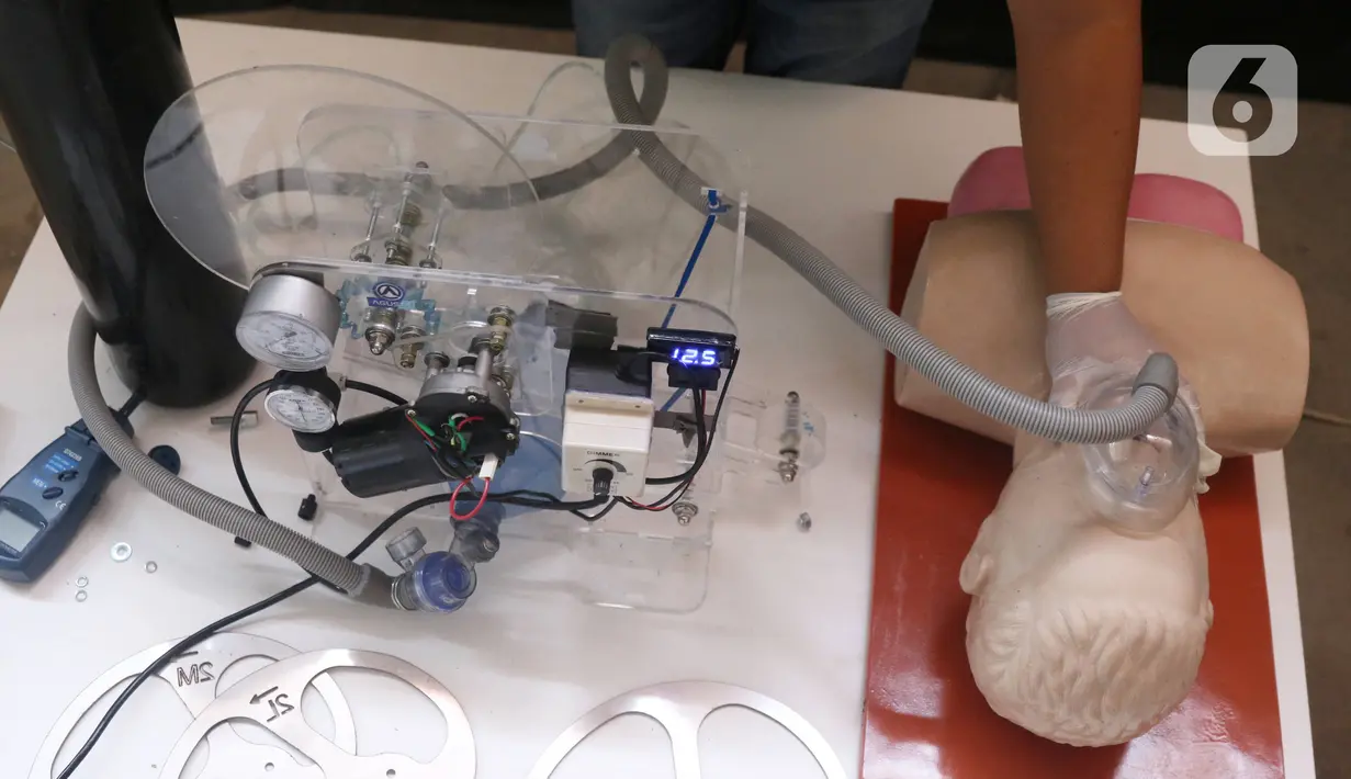 Anton Agusta melakukan uji coba ventilator buatannya di Bengkel Industri UMKM Agusta, Cidodol, Kebayoran Lama, Jakarta Selatan, Selasa (14/4/2020). Agusta membuat ventilator sederhana hasil belajar secara online dari Forum O2 yang berpusat di Kota Barcelona, Spanyol. (Liputan6.com/Angga Yuniar)