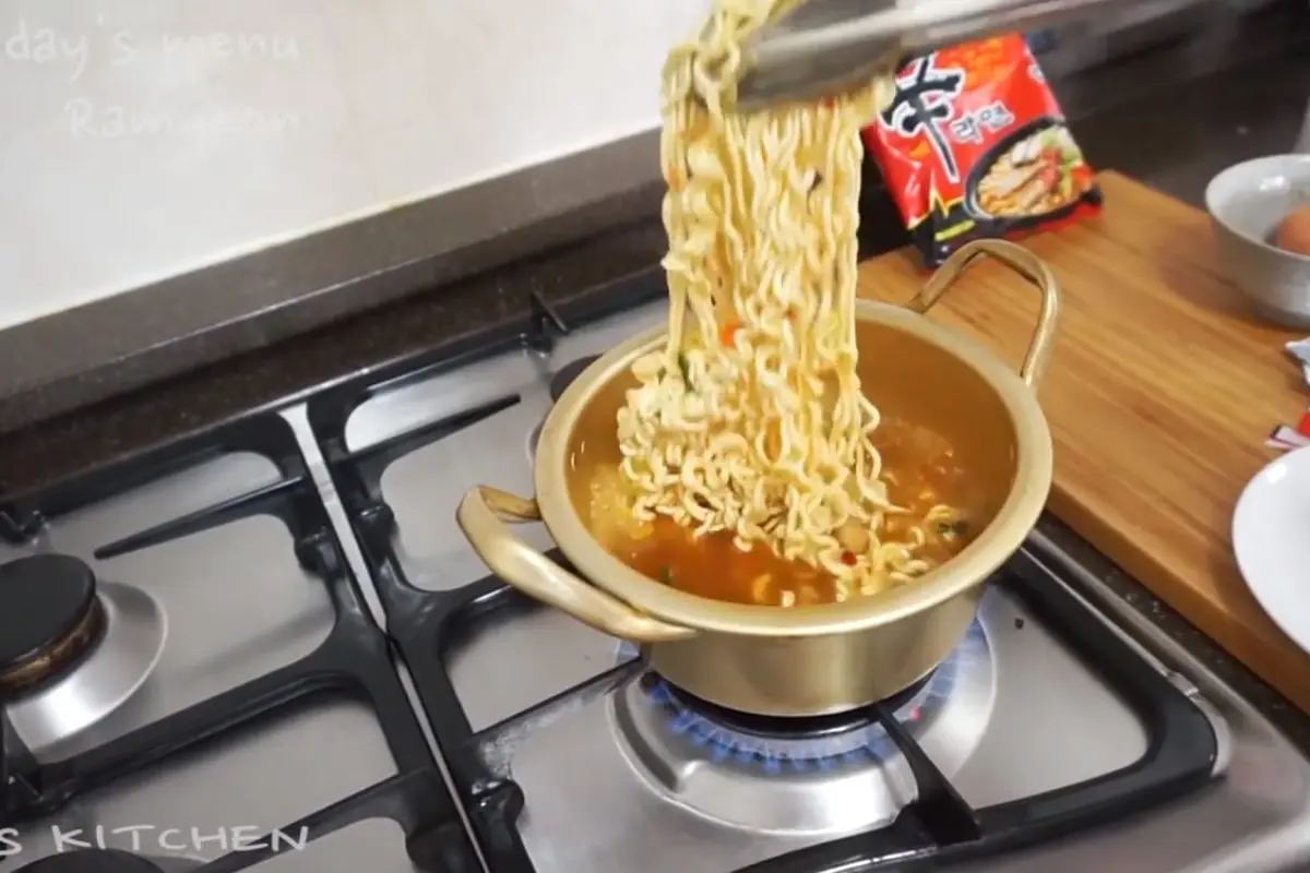 Apa Perbedaan Cara Masak dan Makan Mi Instan di Korea dan Indonesia?