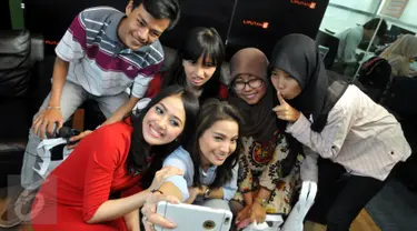 Aktris cantik Acha Septriasa saat berfoto selfie bareng empat penggemar setianya dalam acara 'Ngedate Bareng Artis' di kantor redaksi Liputan6.com, SCTV Tower, Jakarta, Kamis (9/7/2015). (Liputan6.com/Panji Diksana)