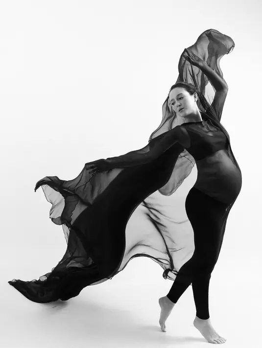 Berpose freestyle bak penari, Julie Estelle terlihat menawan dibalut atasan crop top, legging hitam, dan dress menerawang dari Yefta Gunawan. [Credit: dikhadheansa].