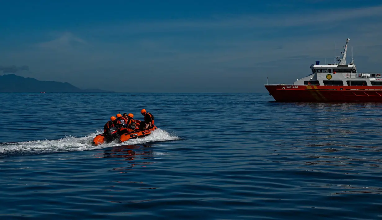 Beberapa personel diterjunkan untuk melakukan upaya pencarian dan penyelamatan korban dengan menggunakan sejumlah perahu cepat. (CHAIDEER MAHYUDDIN/AFP)