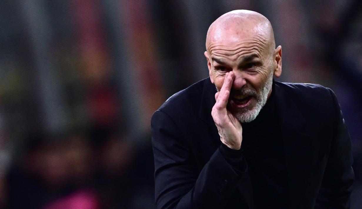 Pelatih AC Milan, Stefano Pioli memberikan semangat kepada anak asuhnya saat melawan Torino dalam duel pekan ke-22 Liga Italia 2022/2023, Sabtu (11/2/2023) dini hari WIB. Kemenangan Milan kali ini dengan beberapa penyesuaian taktik yang dibuat Pioli. Tetap dengan formasi tiga bek, Pioli membuat perubahan di tengah dan depan. (AFP/Marco Bertorello)