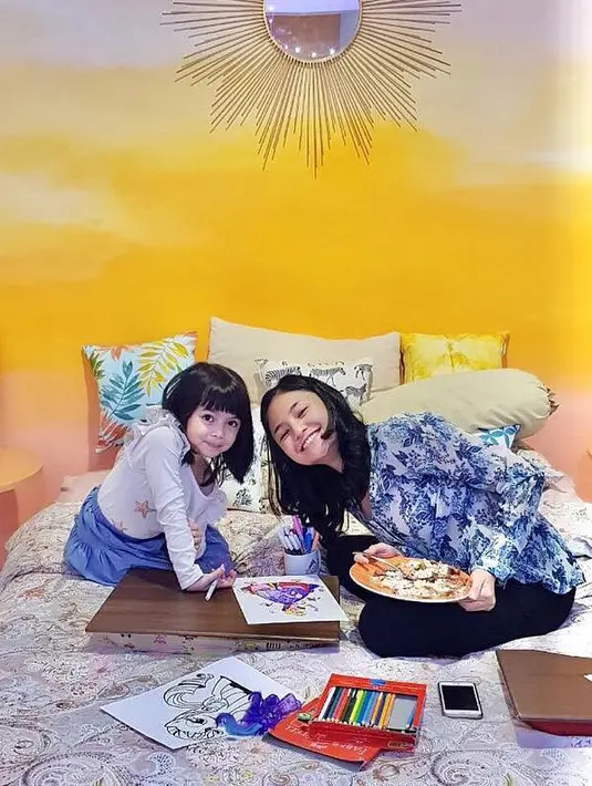 Namun semua itu adalah cerita lama, saat ini Marshanda menjalani hidupnya dengan penuh kasih sayang. (Foto: instagram.com/marshanda99)