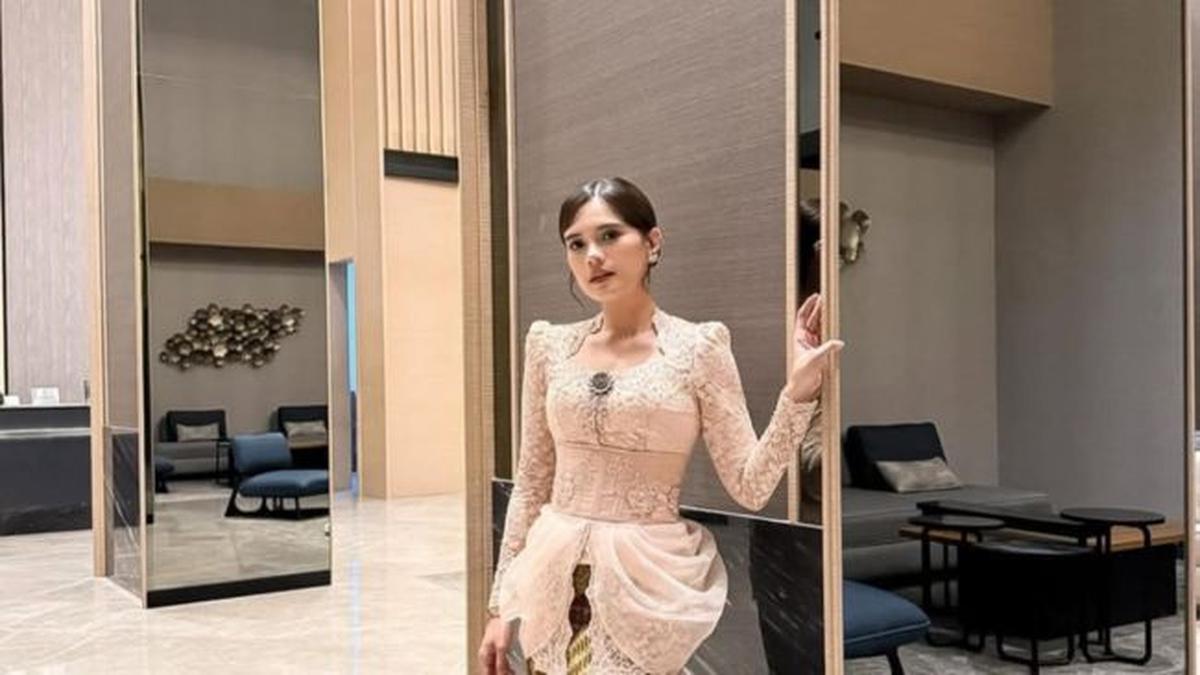 Anggun Berkebaya Nude, 7 Potret Audi Marissa Tampil Anggun Jadi Bridesmaid di Pernikahan Ochi Rosdiana