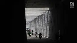 Sejumlah kendaraan melintasi underpass Matraman di Jakarta, Senin (10/4). Underpass Matraman merupakan underpass pertama yang bercabang di Jakarta. (Liputan6.com/Immanuel Antonius)