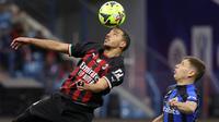 Bek AC Milan, Ismael Bennacer mengontrol bola di depan gelandang Inter Milan, Nicolo Barella pada laga Piala Super Italia di King Fahd Intrenational Stadium, Riyadh (18/1/2023). Ismael Bennacer pernah membela Arsenal selama semusim pada 2015/2016 dan hanya tampil satu kali di EFL Cup. Pada 2017/2018 ia hijrah ke Serie B Liga Italia bersama Empoli dan mampu membawa timnya promosi ke Serie A pada 2018/2019. Pada 2019/2020 AC Milan meminangnya hingga kini. (AFP/Giuseppe Cacace)