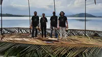 Para musisi tampil di tengah masyarakat dan keindahan panorama alam kampung Puai di tepi Danau Sentani, Papua.