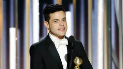 Aktor Rami Malek saat menerima penghargaan Golden Globes 2019 di The Beverly Hilton, Beverly Hills, California, Minggu (6/1). Rami Malek juga mengungkapkan terima kasihnya untuk Freddie Mercury. (Paul Drinkwater/NBC via AP)