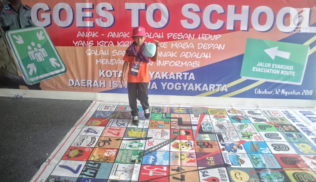 Anak-anak berprestasi bermain ular tangga dalam kegiatan Gebyar Prestasi Keluarga Sejahtera di Buperta Cibubur, Jakarta, Minggu (12/8). (Liputan6.com/Faizal Fanani)