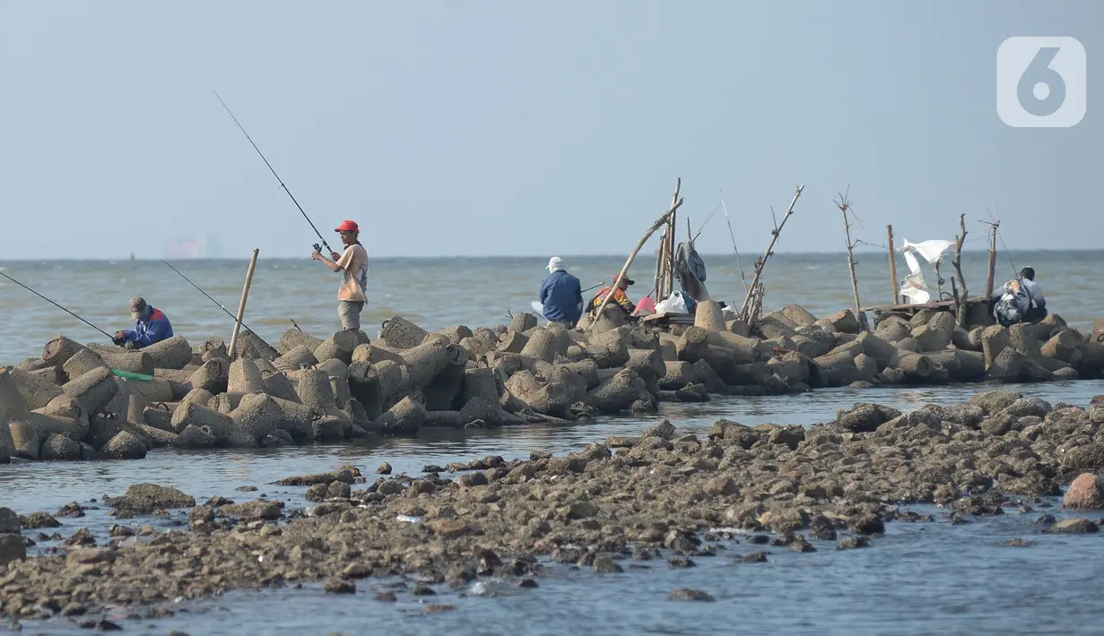 Warga mancing di tepi pantai pelabuhan kali Adem Muara Angke, Jakarta, Sabtu (18/4/2021). Bulan Ramadhan pada kesempatan ini walau di tengah masa pandemi Covid-19 warga yang memancing ikan sambil menunggu waktu berbuka puasa. (merdeka.com/Imam Buhori)