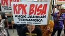 Massa yang tergabung dalam Gerakan Lawan Ahok melakukan aksi unjuk rasa di depan Gedung KPK, Jakarta, Senin (7/12). Aksi tersebut mendesak agar KPK mengusut pembelian lahan RS Sumber Waras yang melibatkan Ahok. (Liputan6.com/Helmi Afandi)