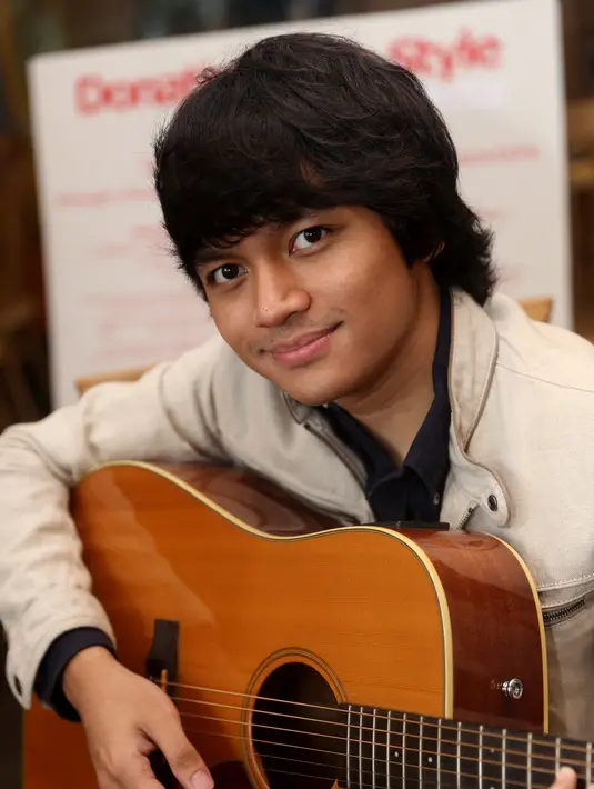 Membuat single terbarunya yang berjudul ‘Tak Berdua’ bukanlah hal mudah bagi Calvin Jeremy lantaran harus membuka kenangan lama antara dirinya dengan sang mantan kekasih. Mereka berpisah karena perbedaan tujuan hidup. (Andy Masela/Bintang.com)