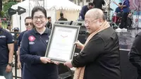 Kemenkes meraih penghargaan Museum Rekor Dunia Indonesia (MURI) pada perayaan puncak Hari Kesehatan Nasional (HKN) ke-54 di Jakarta, Minggu (18/11/2018). (Foto: dok. Biro Humas Kemenkes RI)