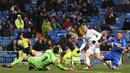 Aksi Gareth Bale (tengah) melakukan tembakan ke gawang Getafe pada lanjutan La Liga Santander di Santiago Bernabeu stadium, Madrid, (3/3/2018). Real madrid menang 3-1. (AFP/Pierre-Philippe Marcou)