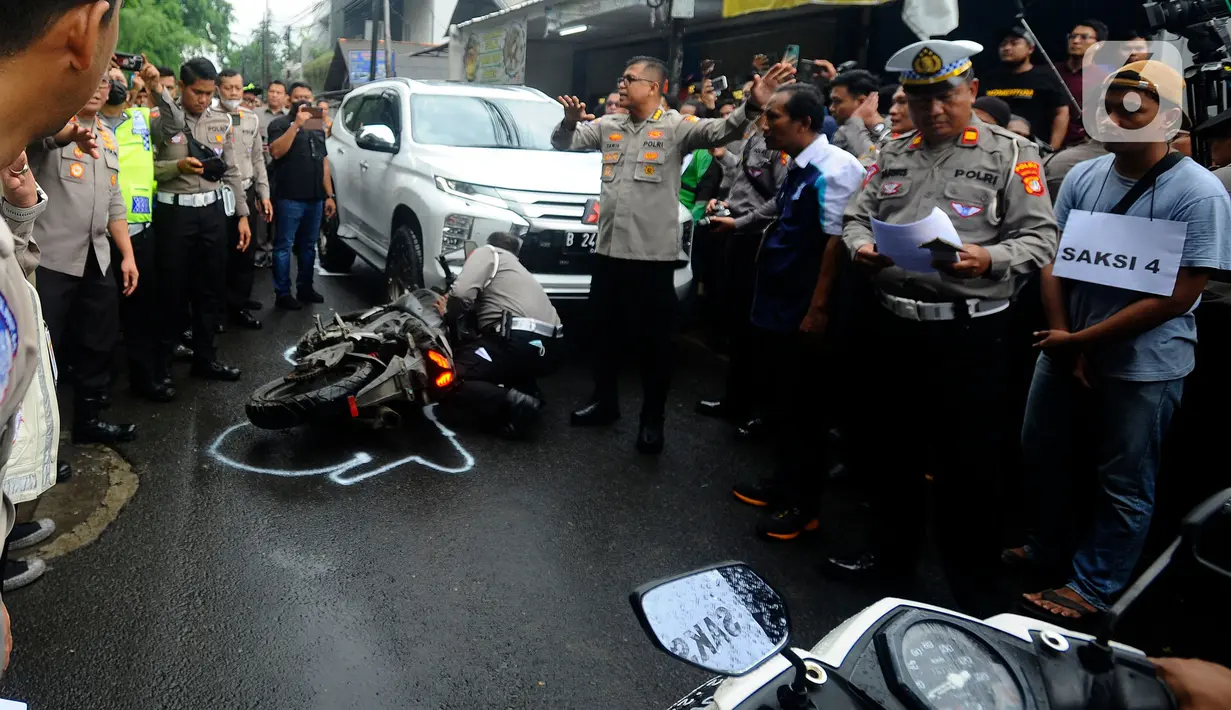 Salah satu adegan dalam rekonstruksi ulang kasus kecelakaan yang menewaskan mahasiswa Universitas Indonesia (UI), M Hasya Attalah Syahputra (18), di Jalan Srengseng Sawah, Jagakarsa, Jakarta, Kamis (2/2/2023). Orang tua Hasya pun diundang, termasuk AKBP (Purn) Eko Setio BW, tetapi mereka belum hadir. (merdeka.com/Arie Basuki)