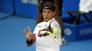 Petenis asal Spanyol, Rafael Nadal bereaksi sambil mengembalikan bola ke arah petenis asal Jepang, Yoshihito Nishioka dalam babak perempat final turnamen Meksiko Terbuka 2017 di Cancha Central, Acapulco, Kamis (2/3). (AFP PHOTO/Alfredo ESTRELLA)
