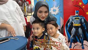 Potret Nathalie Holscher tampil berhijab di ultah Adzam ke-4. [Foto: IG/@adzamadriansyah11]