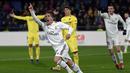 6. Ekspresi Luka Modric merayakan gol dari Lucas Vazques pada laga lanjutan LaLiga yang berlangsung di Stadion DeLa Ceramica, Spanyol, Jumat (4/12). Real Madrid ditahan imbang Villareal 2-2.  (AFP/Jose Jordan)