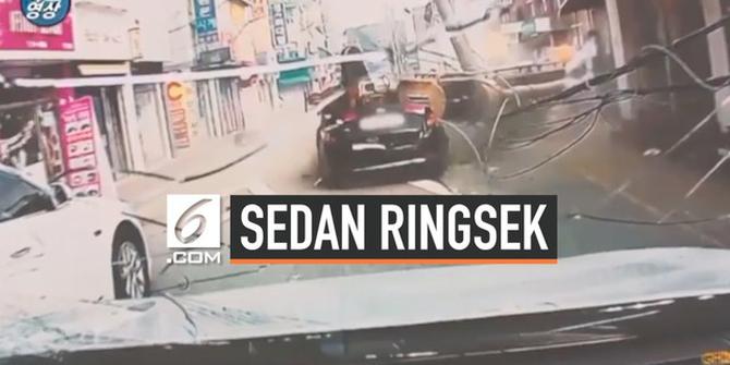 VIDEO: Ngeri, Detik-Detik Sedan Ringsek Tertimpa Alat Berat