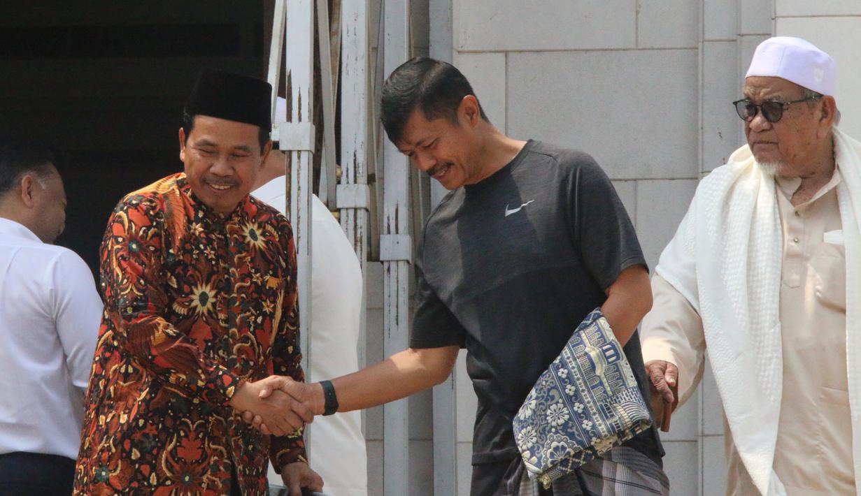 Pelatih timnas Indonesia U-22, Indra Sjafri usai lakukan salat Jumat di Mesjid Al Serkal, Phnom Penh, Kamboja, Jumat (22/2). Beberapa skuat Timnas Indonesia U-22 melakukan ibadah Salat jelang laga ketiga Piala AFF U-22 2019. (Bola.com/Zulfirdaus Harahap)