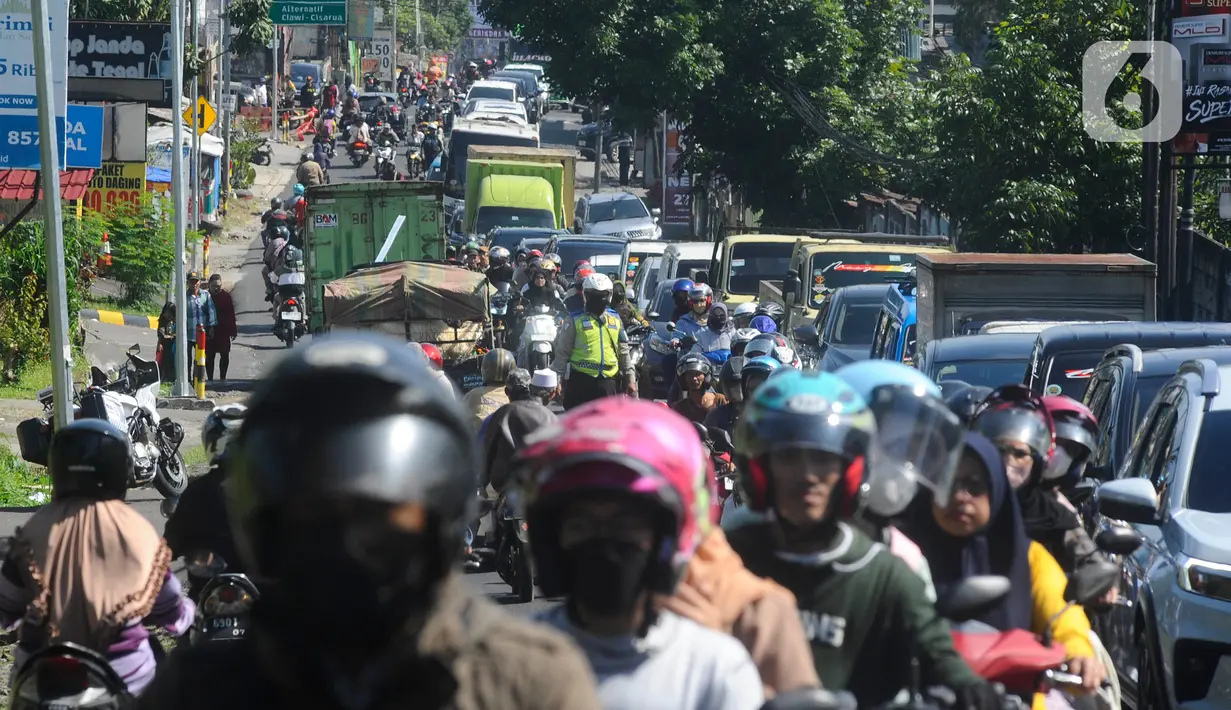 <p>Akibat kecelakaan ini kawasan Puncak di kedua arah mengalami kemacetan hingga belasan kilometer. (merdeka.com/Arie Basuki)</p>