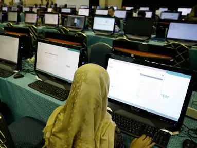 Sejumlah jurnalis menggunakan fasilitas komputer di Media Center KTT OKI, Jakarta, Minggu (6/2/2016). Media center berkapasitas 500 orang tersebut didukung konektivitas broadband internet 2 Gbps untuk 150 unit komputer. (Liputan6.com/Faizal Fanani)
