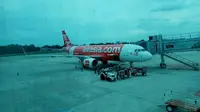 Maskapai AirAsia menurunkan frekuensi penerbangannya di Bandara SSK II sejak harga tiket naik. (Liputan6.com/M Syukur)