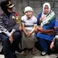 Sulasmi, perempuan tunanetra, dikunjungi anggota Satbinmas Polres Karanganyar, Jawa Tengah. (Foto: Abdul Alim/KRJogja.com)