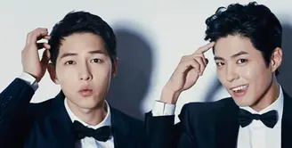 Gara-gara foto iklan di sebuah produk pizza, Song Joong Ki dan Park Bo Gum dikira adalah pasangan gay. (Foto: koreaboo.com)