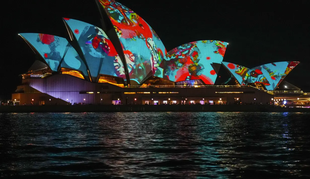 Layar Sydney Opera House diterangi sebagai bagian dari festival Vivid di Sydney, Australia, Senin, 29 Mei 2023. (AP Photo/Mark Baker)