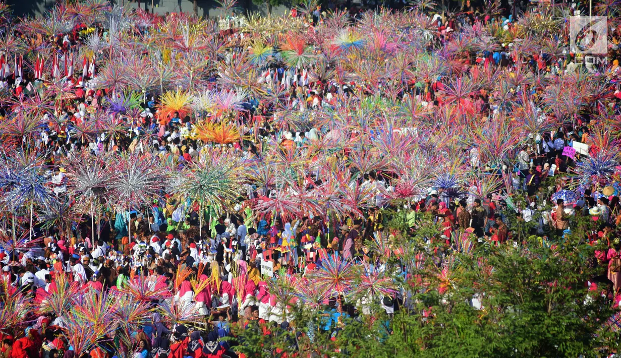 Ribuan peserta mengikuti Karnaval Dugderan di Lapangan Simpanglima Semarang, Senin (14/5). Karnaval ini diadakan untuk menandai datangnya bulan Suci Ramadan dan digelar rutin tahunan. (Liputan6.com/Gholib)
