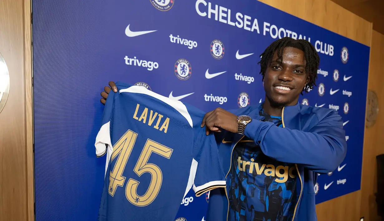Romeo Lavia yang baru berusia 19 tahun didatangkan Chelsea dari Southampton pada awal musim 2023/2024 dengan nilai transfer fantastis senilai 62,1 juta euro. Namun hingga pekan ke-6 Premier League muism ini ia belum melakukan debut bersama The Blues. Bersama Timnas Belgia ia baru mengoleksi 1 caps yang menjadi laga debutnya pada 28 Maret 2023. (chelseafc.com)