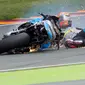 Pebalap Estrella Galicia 0,0 Marc VDS, Tito Rabat, terjatuh saat latihan bebas kedua Moto GP Jerman di Sirkuit Sachsenring, Jerman, (15/7/2016). (AFP/Robert Michael)