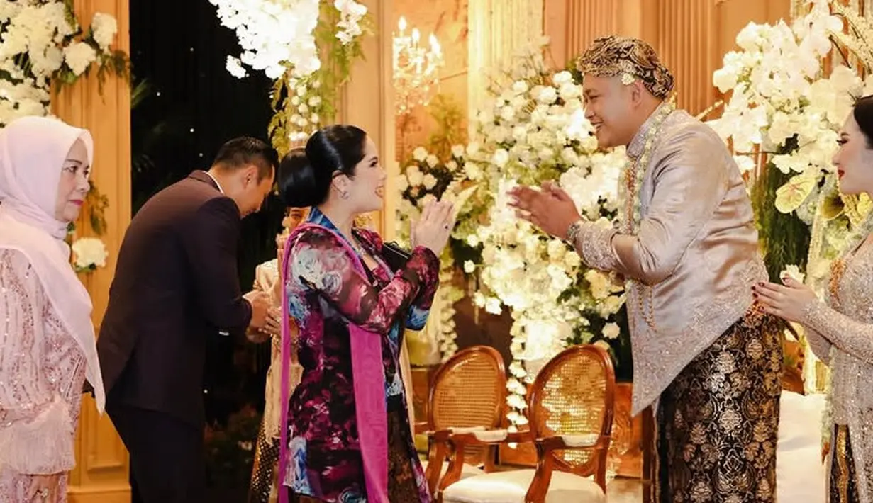 Annisa memilih mengenakan kebaya kutu baru lengan panjang warna biru dan merah. Dipadukan bawahan kain batik coklat dan stiletto heels hitam. [@annisayudhoyono]