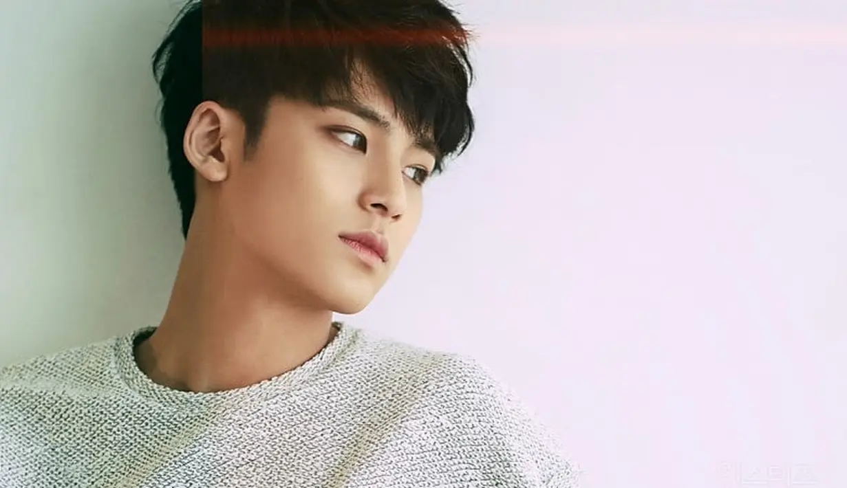 Ternyata Mingyu jago dalam urusan masak memasak. Oleh karena itu para personel Seventeen menjulukinya MingJooBoo yang bearti Ming istri rumah tangga. (Foto: soompi.com)