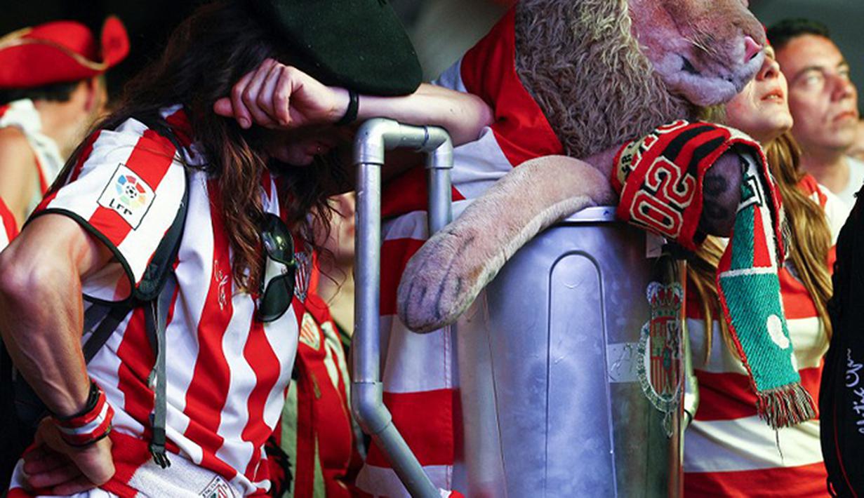 Ekspresi kecewa suporter Athletic Bilbao. (AFP/Quique Garcia)