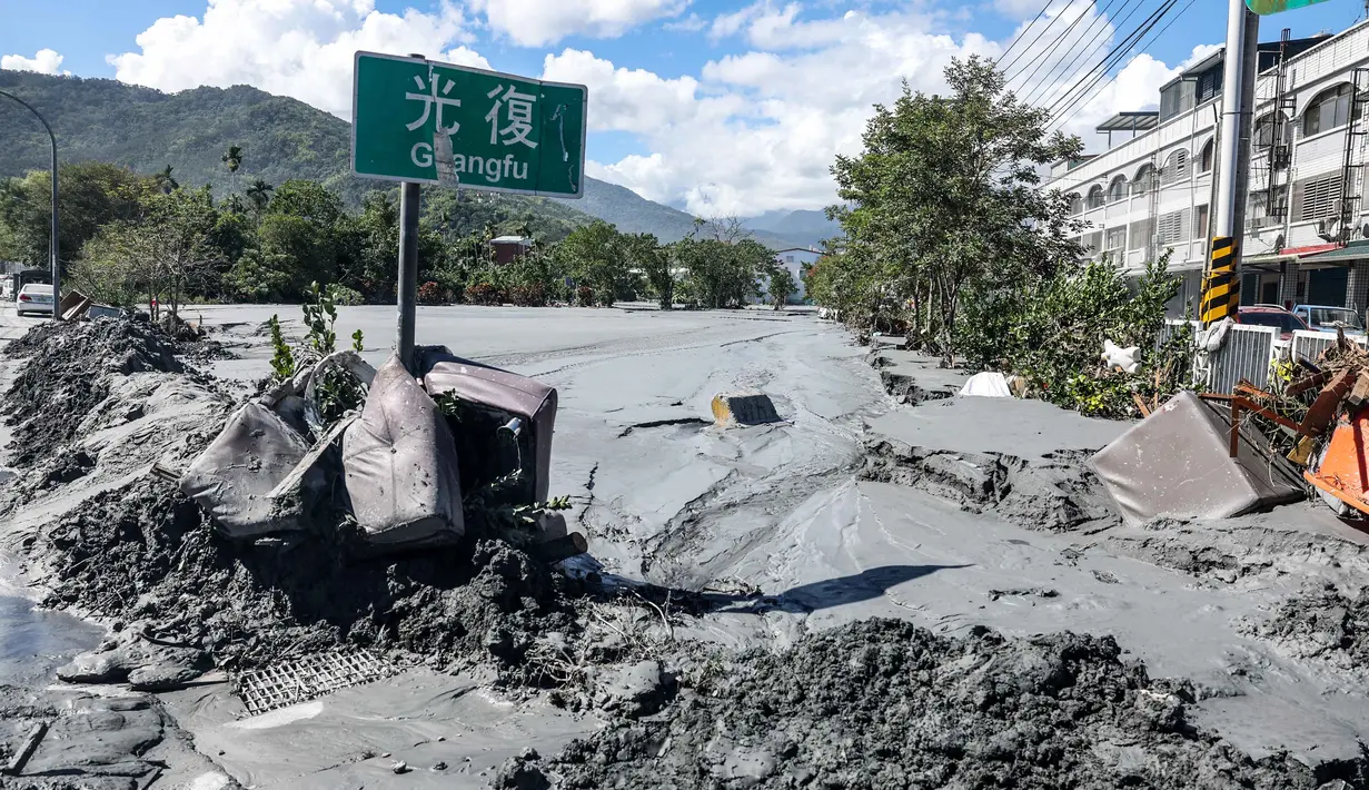 Pemerintah Taiwan memperingatkan adanya risiko banjir dan tanah longsor yang masih cukup tinggi di wilayah pegunungan Hualien, Taiwan timur. Sementara, operasi penyelamatan dan pencarian korban terus diupayakan. (I-Hwa Cheng/AFP)