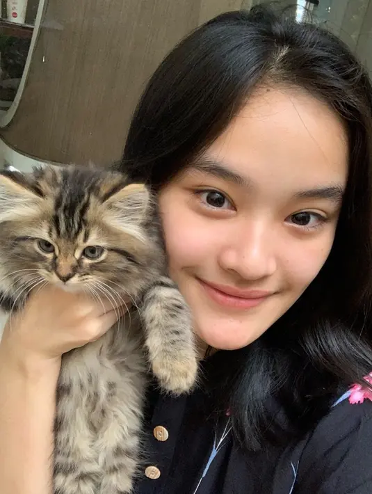 Aura cantik member JKT48 kelahiran 8 Januari 2005 terlihat meski tampil tanpa makeup. Penampilan naturan Ashel sukses menyita perhatian terlebih ia menggendong kucing yang bikin gemas. Foto Ashel gendong kucing ini sukses 
banjir like dari netizen. (Liputan6.com/IG/@jkt48.ashel)