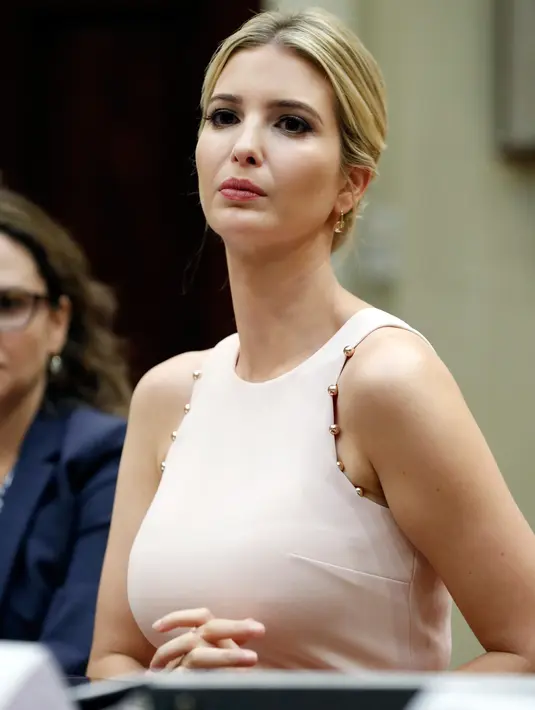 Ivanka Trump mengikuti pertemuan dengan pasangan tentara yang membahas masalah mengenai ketenagakerjaan di ruang Roosevelt Gedung Putih, Washington, Rabu (2/8).  Ivanka memilih tampil elegan dan manis dengan dress tanpa lengan. (AP Photo/Alex Brandon)